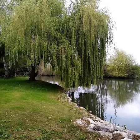 Havre De Paix Au Bords De L'eure - Divers Hebergements-2 Ch Sanitaires Commmun- Bed & Breakfast *