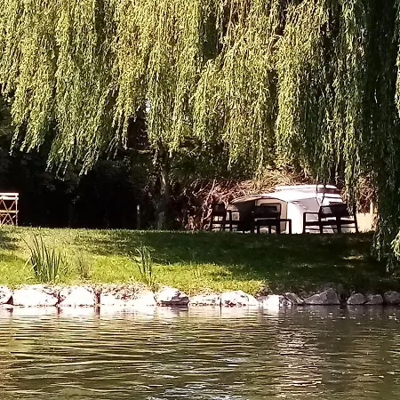 Couette-café Havre De Paix Au Bord De L'eure-chambres D'hôtes-petit Mansardé-logements Insolites