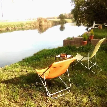 Havre De Paix Au Bords De L'eure - Divers Hebergements-2 Ch Sanitaires Commmun- Bed & Breakfast *